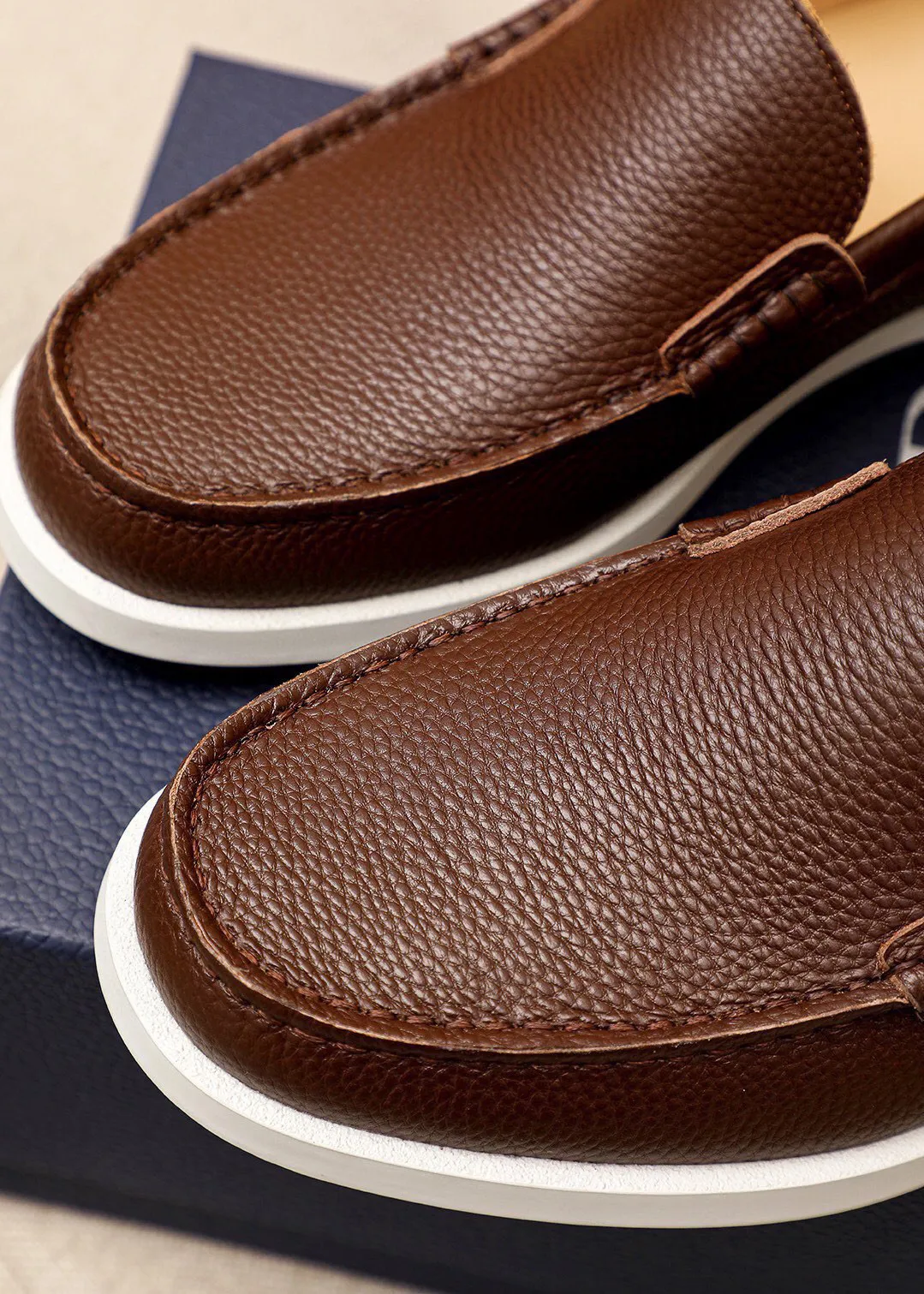 Men's shoes 💰460 💐 Product trademark: Dior "Dior" casual leather shoes Regular size: 38-44 (45.46.47🉑️customized) Product materials: Selected first-layer lychee calfskin upper imported from Italy, imported water-dyed 🐂 cowhide lining. Strong three-dimensional visual effect, rubber outsole Color: 3⃣️colors available